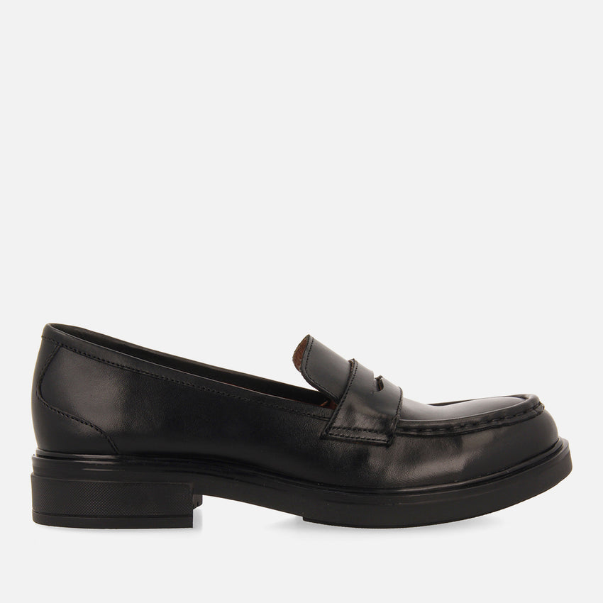 Hallowell women's black leather moccasins