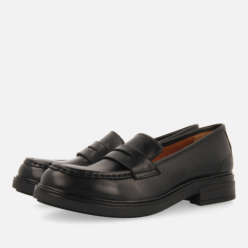 Hallowell women's black leather moccasins