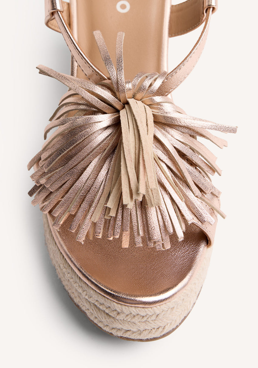 FRINGES SHINY LEATHER WEDGE SANDALS KILOSA