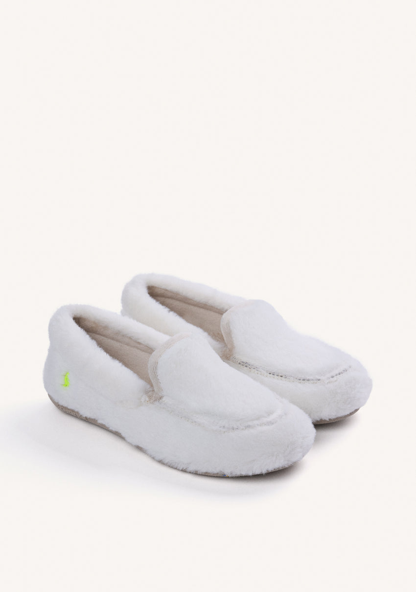 WHITE HOUSE SLIPPERS FAUX FUR LOAFER STYLE